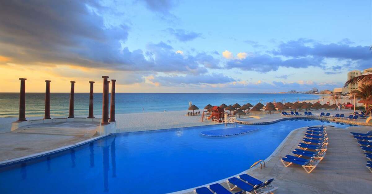 Een foto van het zwembad bij Krystal Cancun