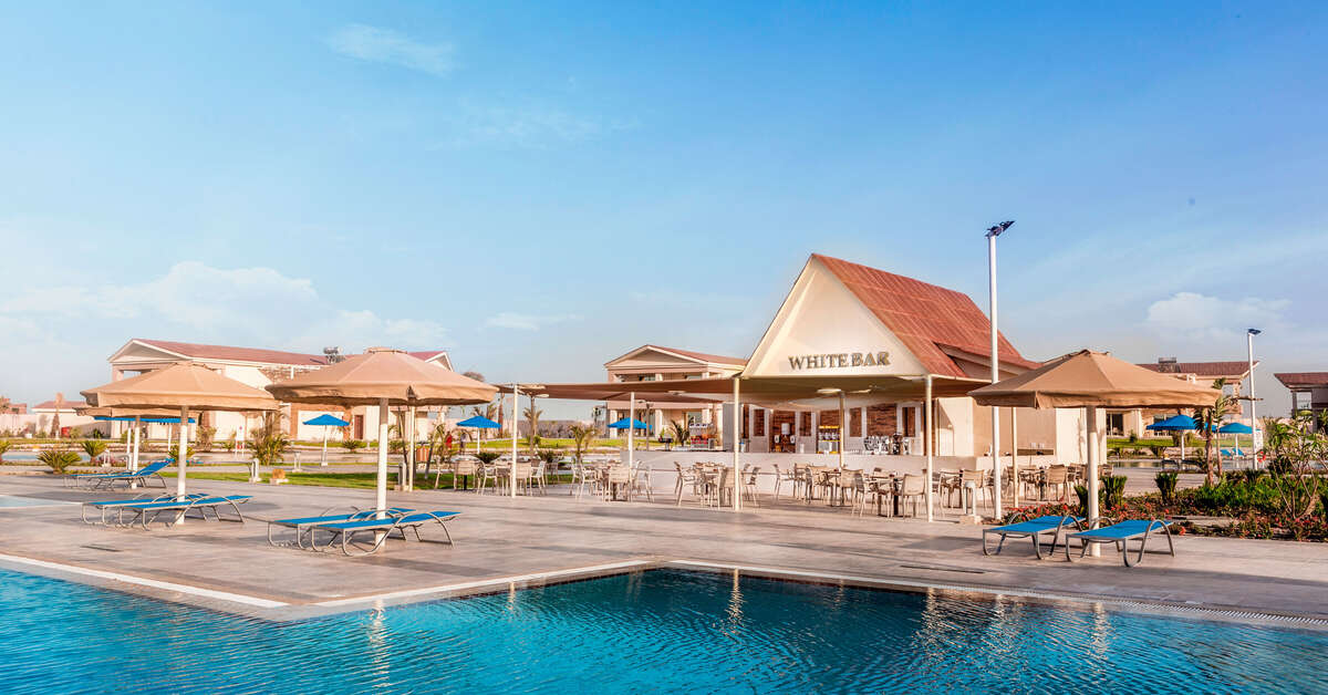 Een foto van het zwembad bij Pickalbatros Sea World Resort