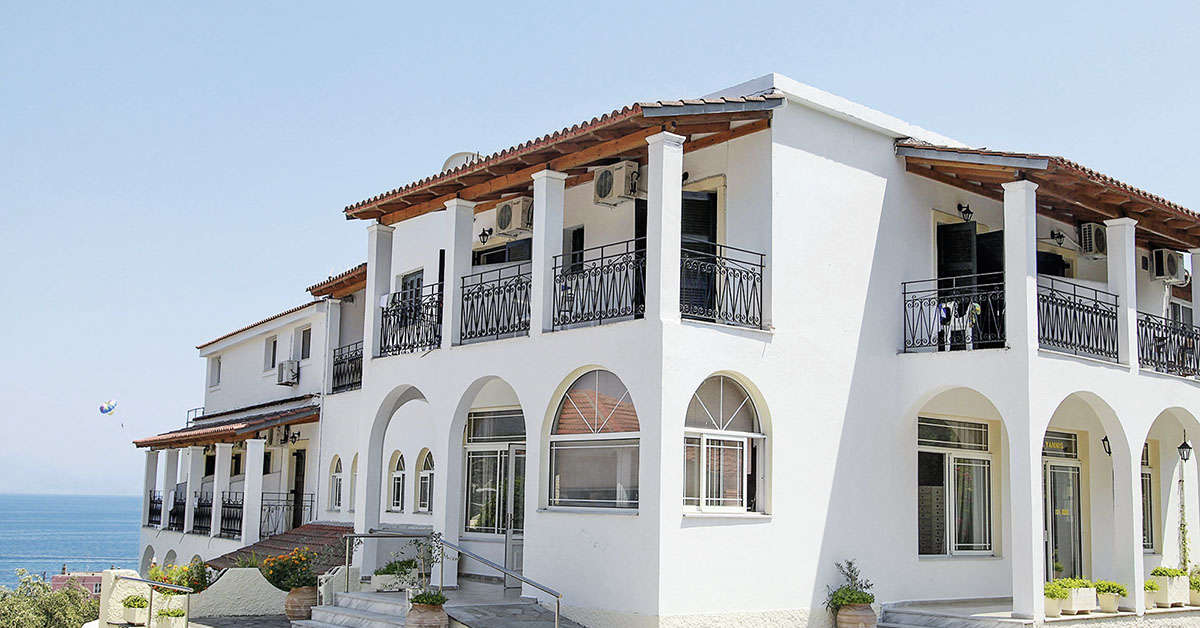 Een foto van de buitenkant van Hotel Yannis Corfu