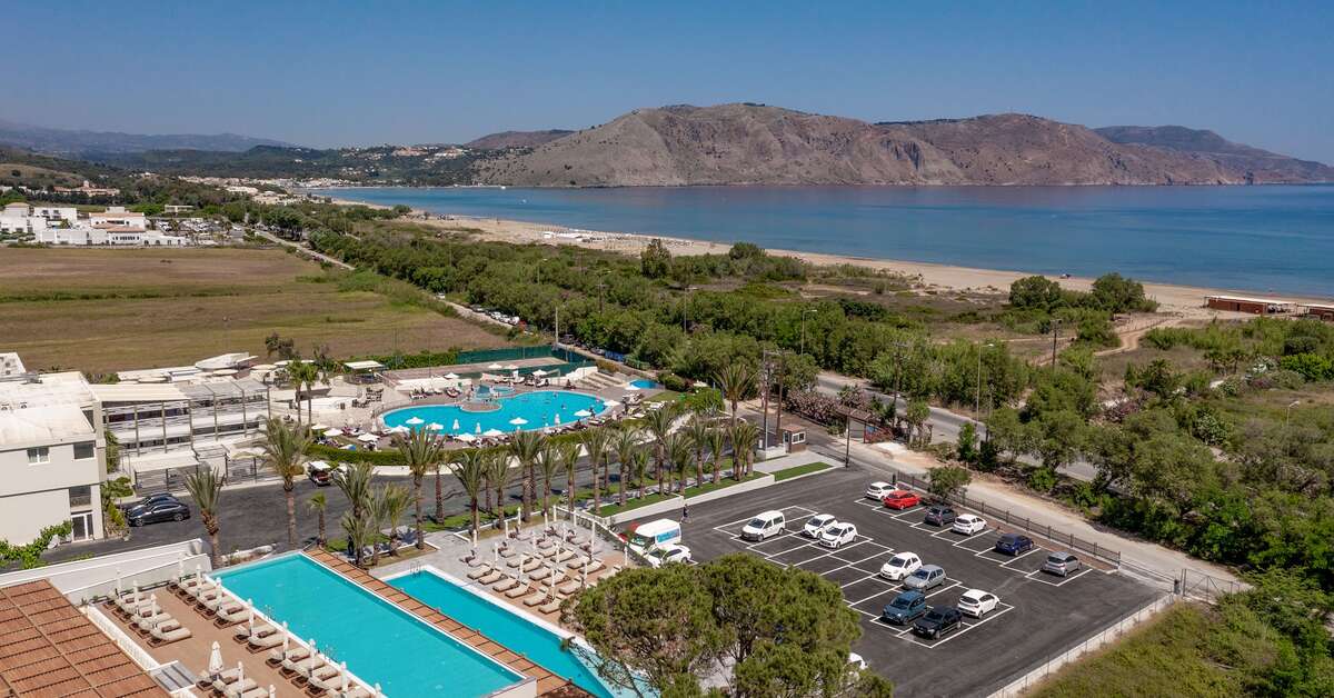 Ein Foto vom Pool im Georgioupolis Suites