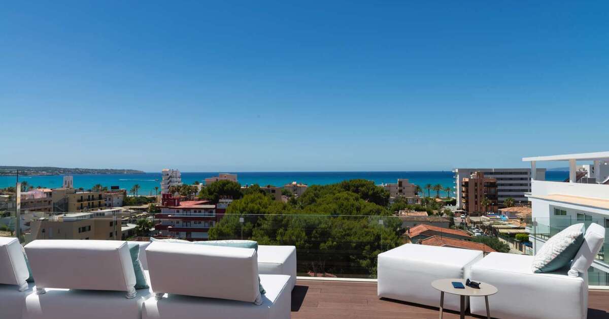 Een foto van het terras bij Allsun Hotel Cristobal Colon