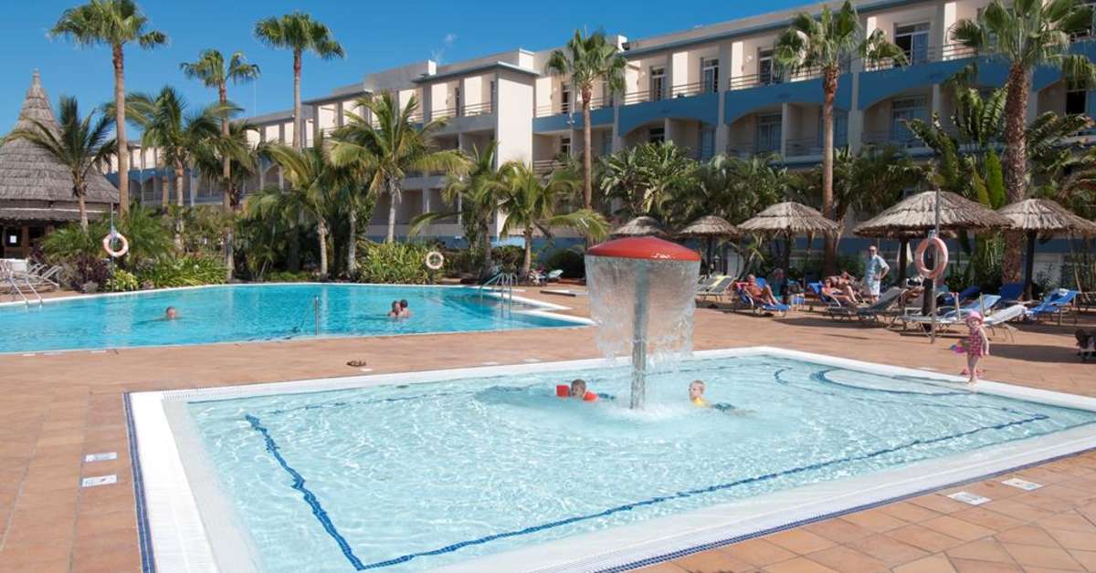 Een foto van het zwembad bij IFA Altamarena Hotel