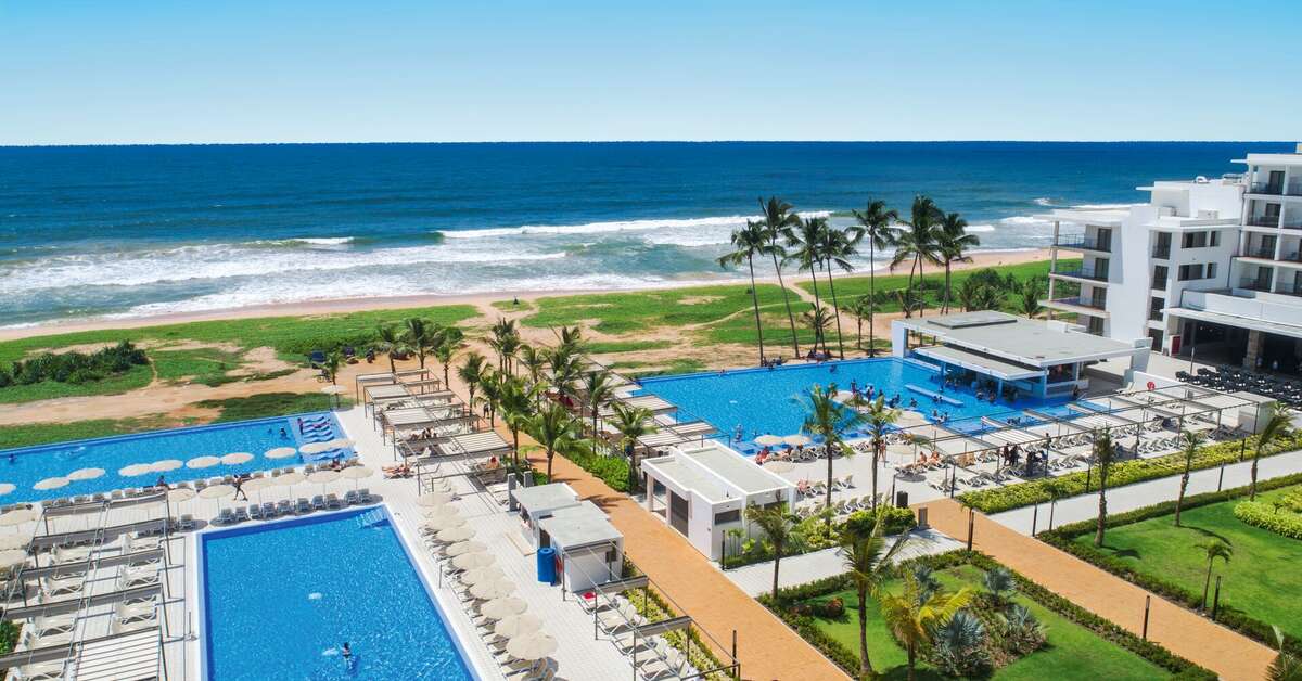 Een foto van het zwembad bij Riu Sri Lanka