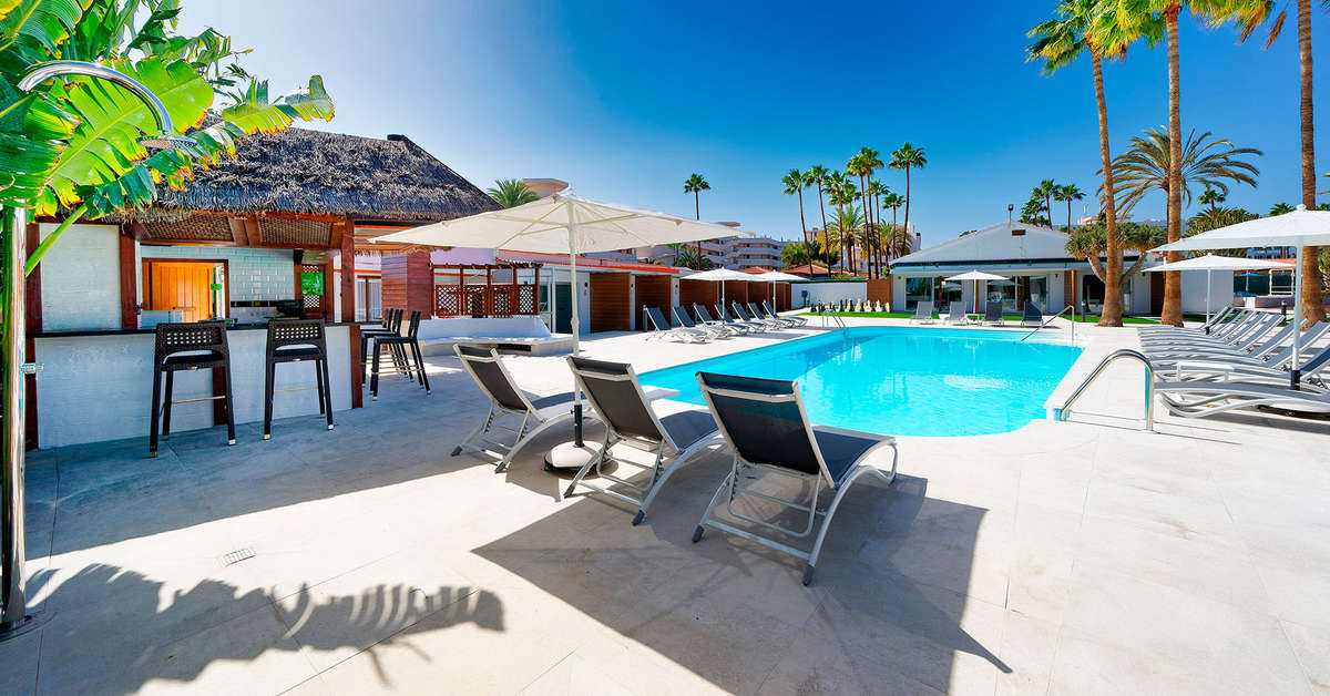 Een foto van het zwembad bij Sanom Beach Resort