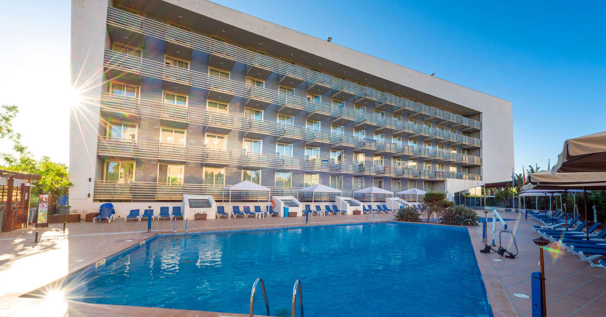 Een foto van het zwembad bij Sol Port Cambrils Hotel