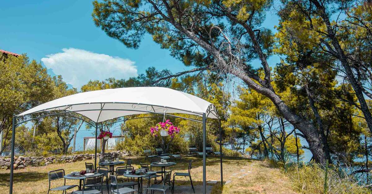 Een foto van het terras bij Pefkon Boutique Hotel