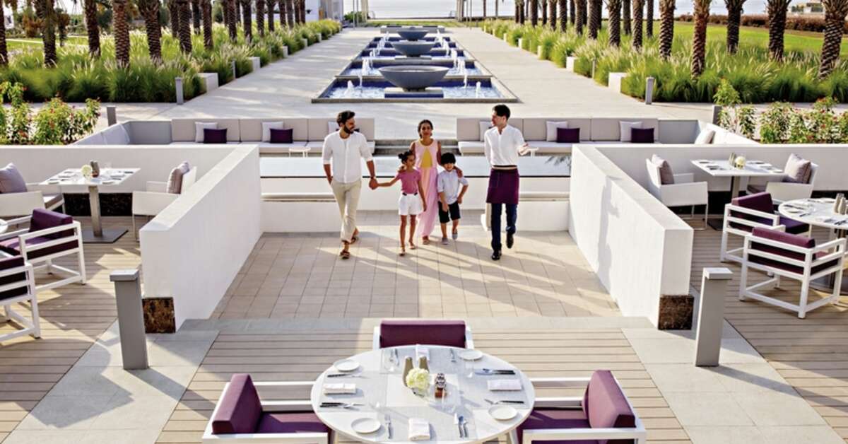 Een foto van het terras bij InterContinental Fujairah Resort