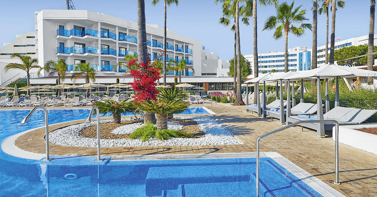Een foto van het zwembad bij Hipotels Cala Millor Park