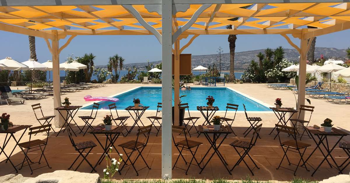 Een foto van het terras bij Vrachia Beach Hotel & Suites