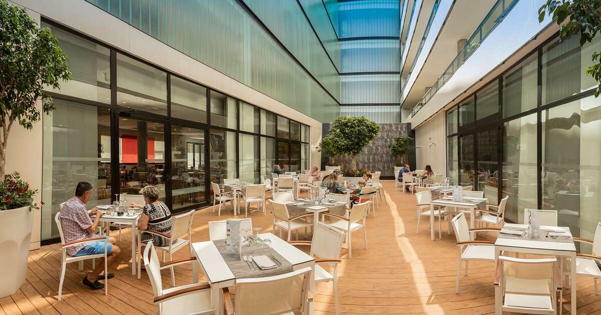 Een foto van het terras bij RH Don Carlos & Spa