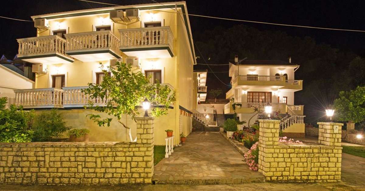 Een foto van de buitenkant van Fotis House
