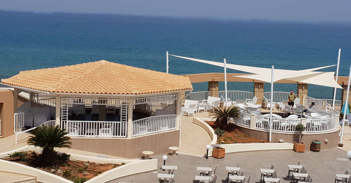 Een foto van het terras bij Stella Blue Seaside Resort
