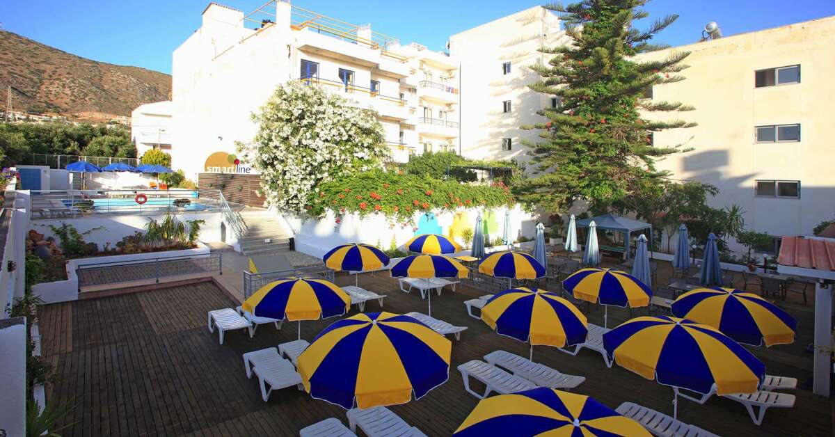 Een foto van het terras bij Sergios Hotel