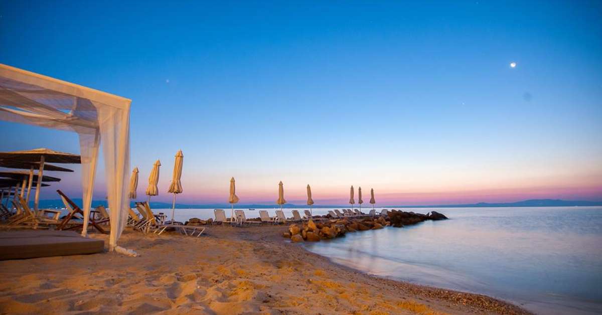 Een foto van het strand bij White Suites Resort