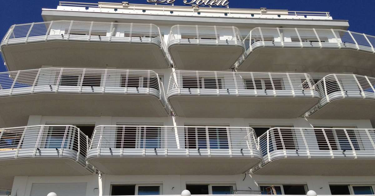 Ein Foto von der Außenansicht des Hotel Le Soleil