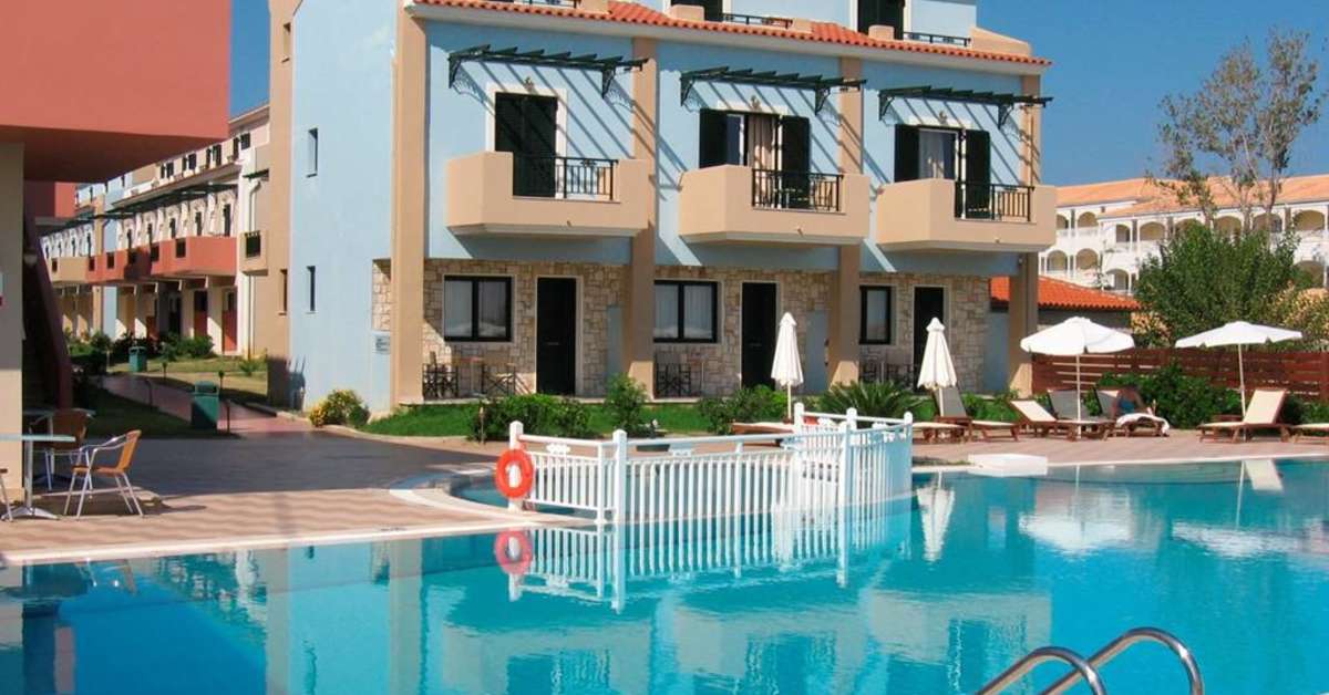 Een foto van het zwembad bij Mediterranean Beach Resort