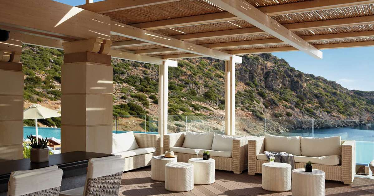Een foto van het terras bij Daios Cove Luxury Resort & Villas