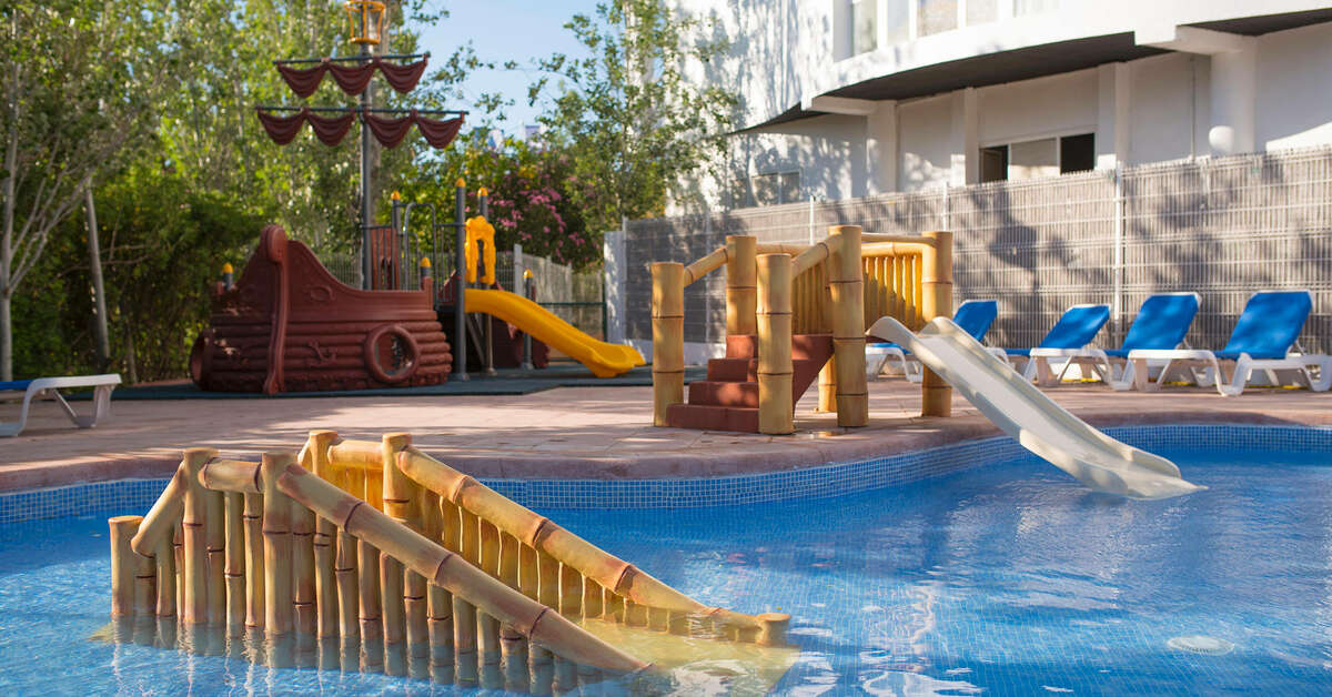 Een foto van het zwembad bij azuLine Hotel Bergantin