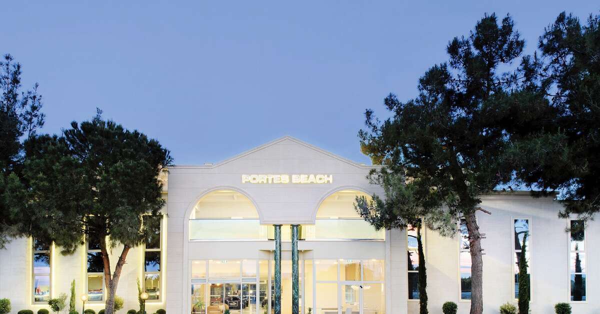 Een foto van de buitenkant van Portes Beach Hotel