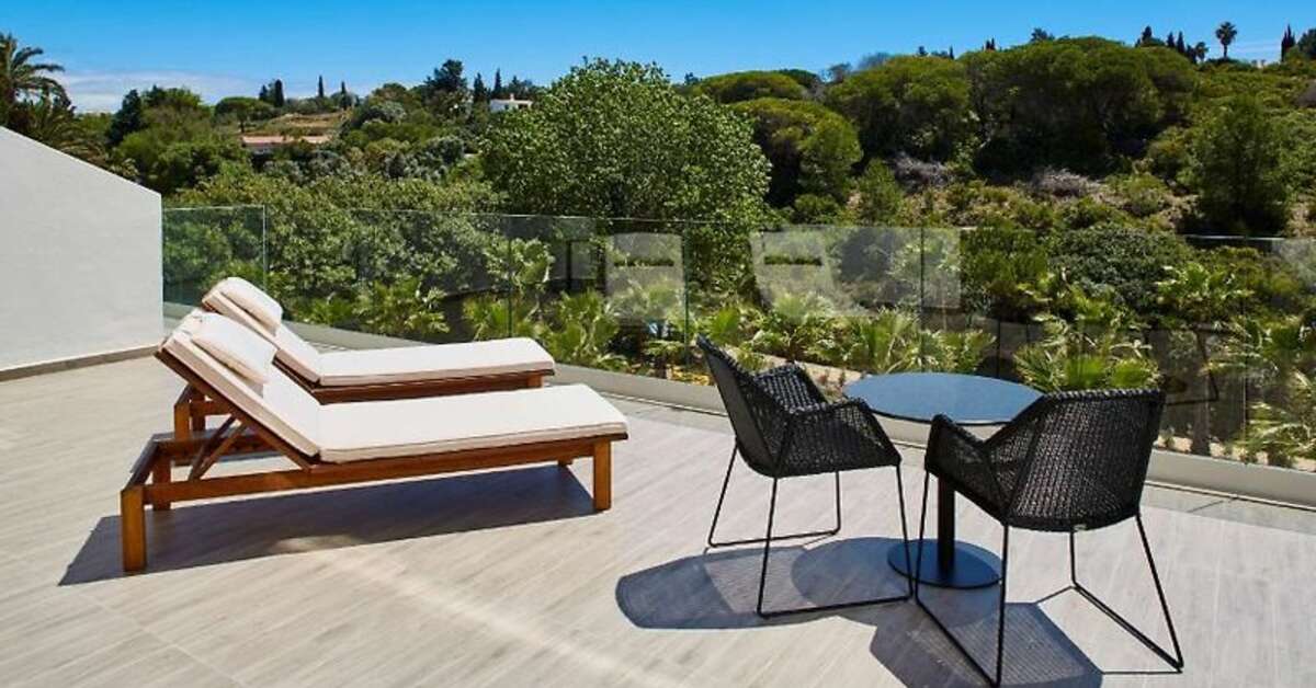 Een foto van het terras bij Tivoli Carvoeiro