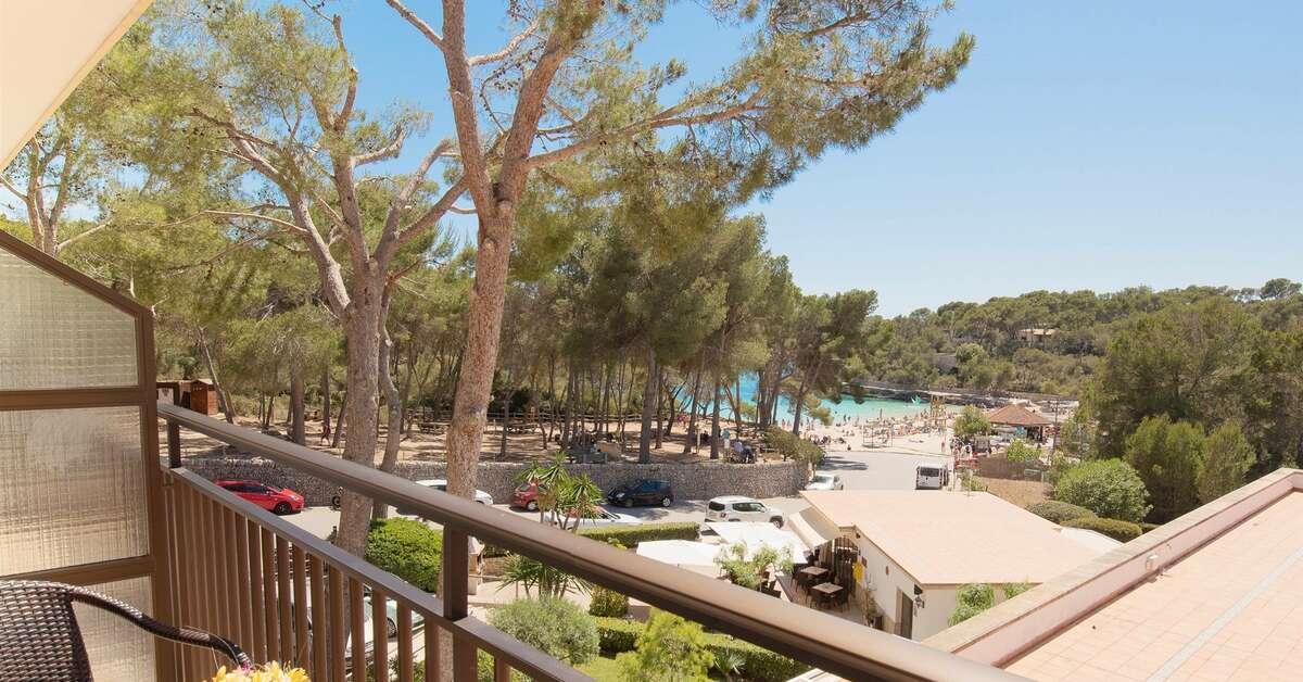 Een foto van het terras bij Playa Mondrago