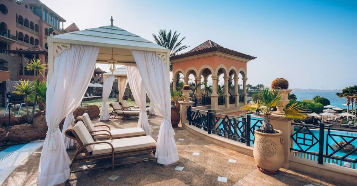 Een foto van het terras bij JOIA El Mirador by Iberostar