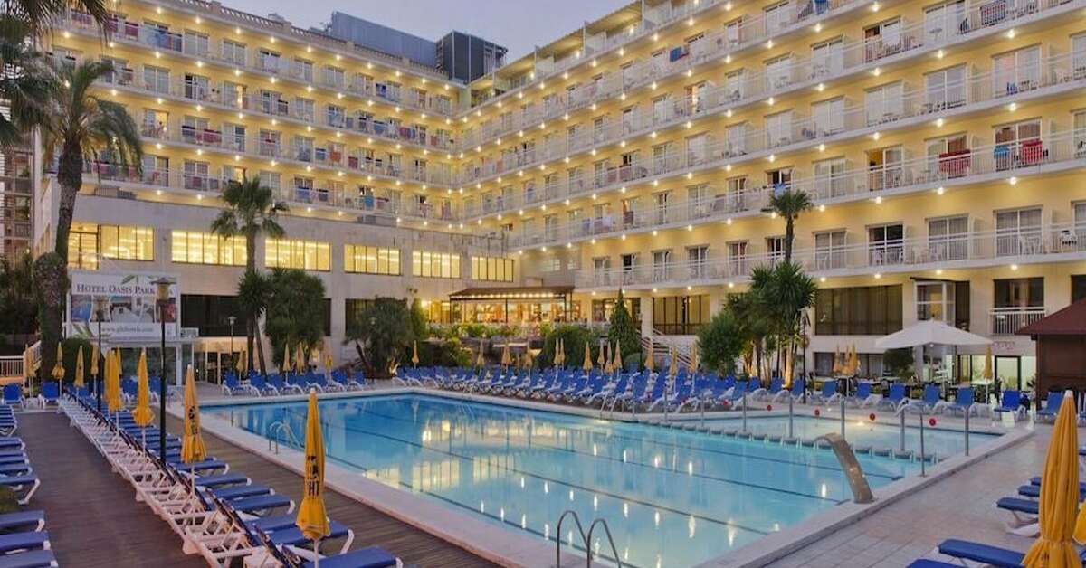 Een foto van het zwembad bij Hotel GHT Oasis Park & Spa