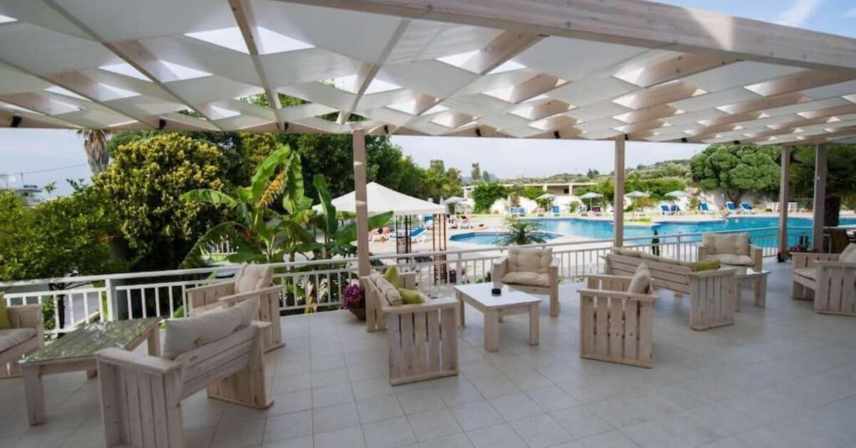 Een foto van het terras bij Happy Days Hotel Tholos