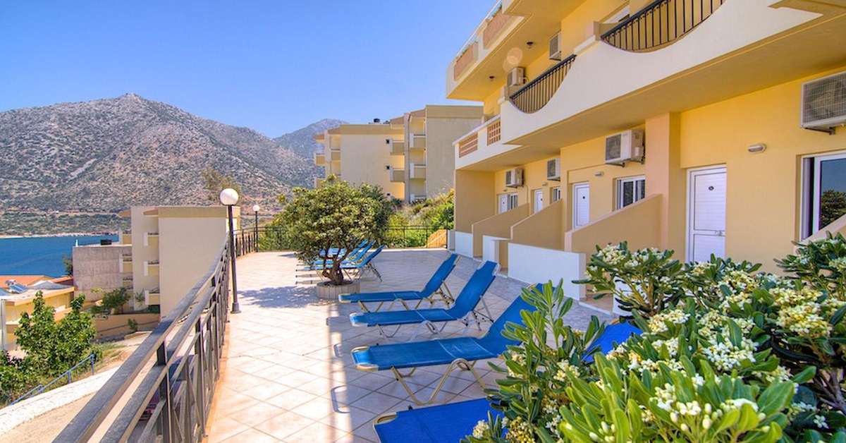 Een foto van het terras bij Aparthotel Athina