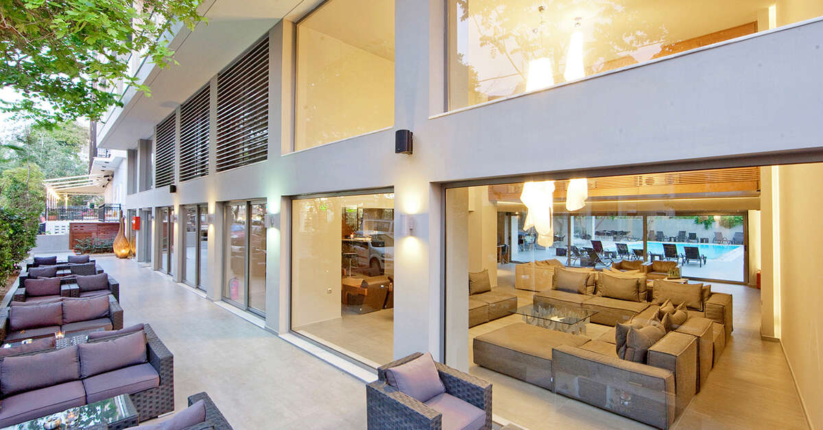 Een foto van het terras bij Oktober Downtown Boutique Hotel