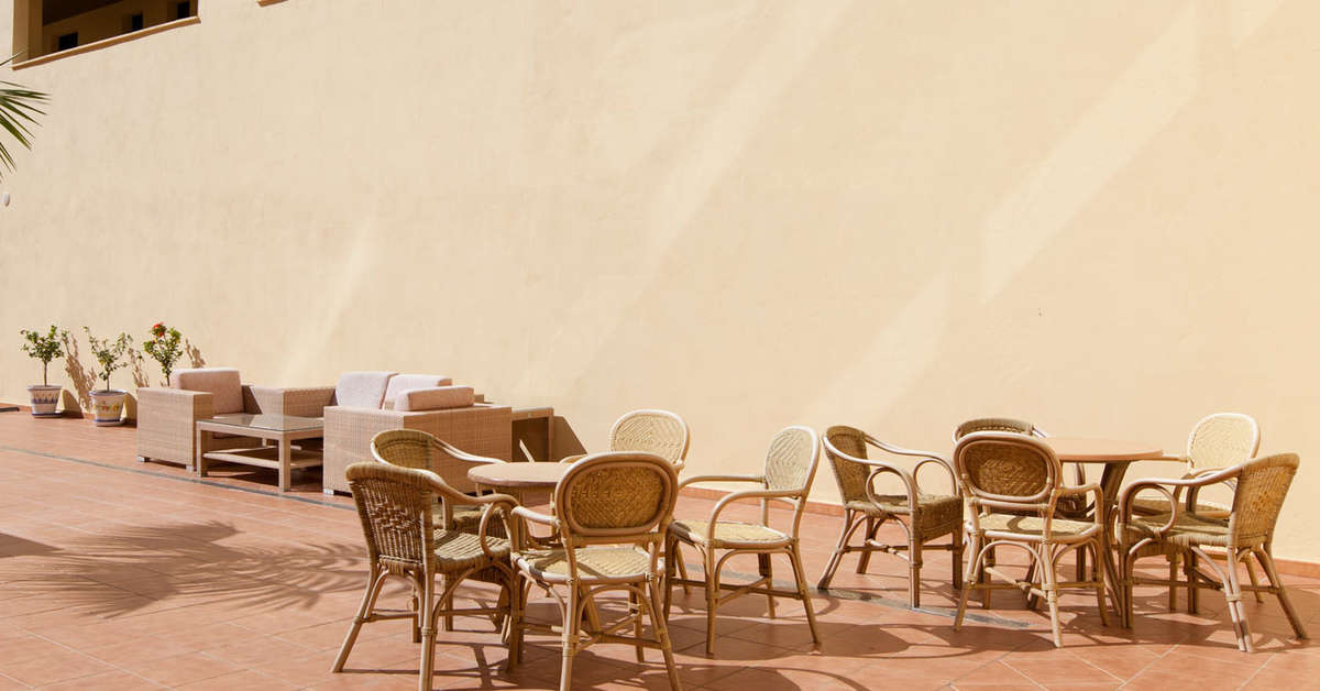 Een foto van het terras bij Playamarina Hotel