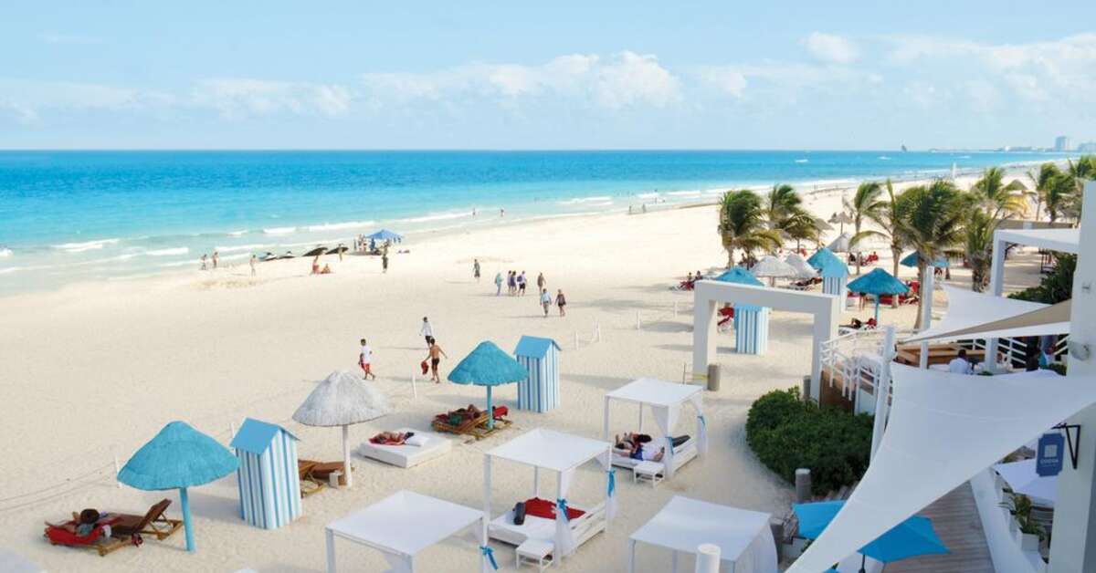 Een foto van het strand bij The Pyramid At Grand Oasis