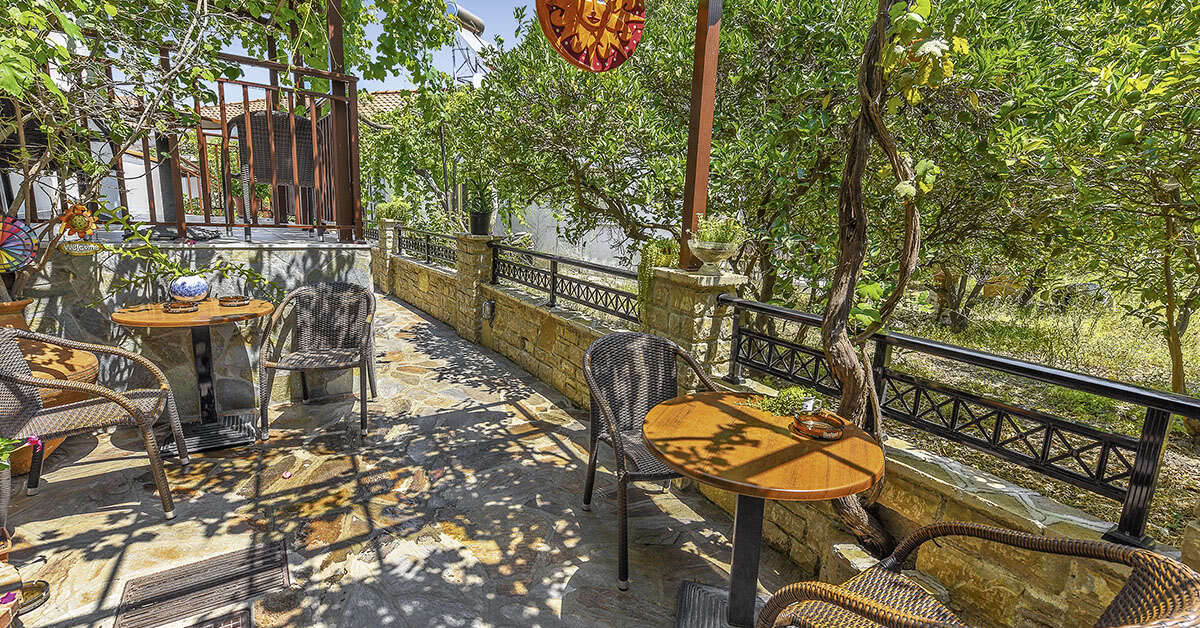 Een foto van het terras bij Hotel Golden Sun