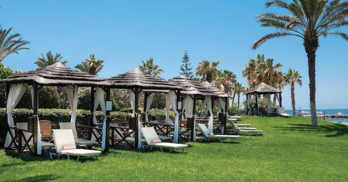 Een foto van het terras bij Constantinou Bros Athena Beach Hotel