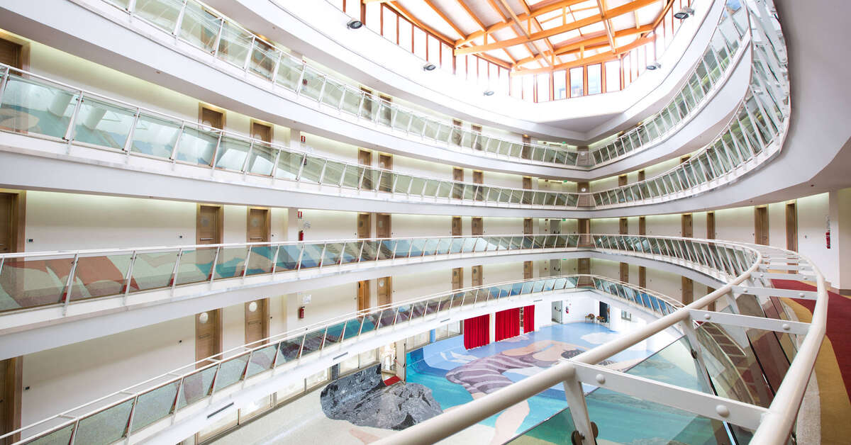 Een foto van het interieur van Mercure Olbia