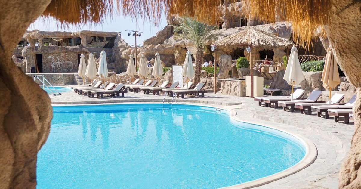 Een foto van het zwembad bij Caves Beach Resort