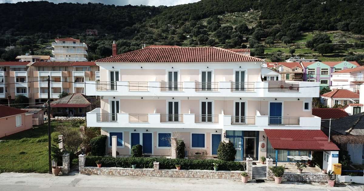 Een foto van de buitenkant van Kalypso Hotel Poros