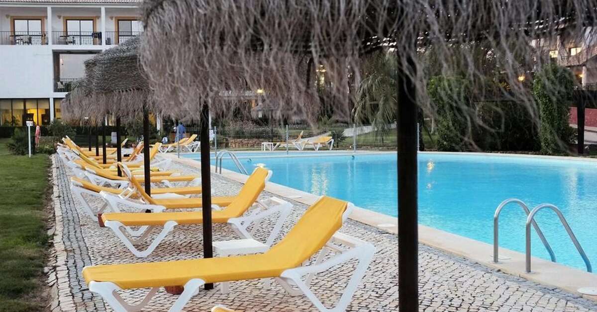 Een foto van het zwembad bij Luzmar Villas