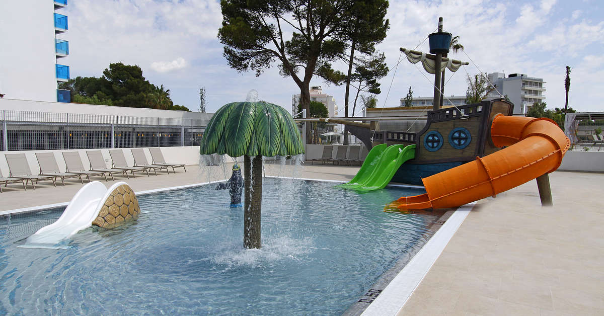 Ein Foto vom Pool im BG Tonga & Suites Tower Design Hotel