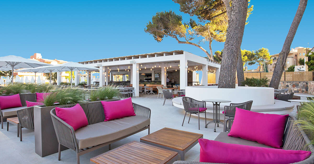 Ein Foto von der Terrasse im Bella Playa & Spa Hotel