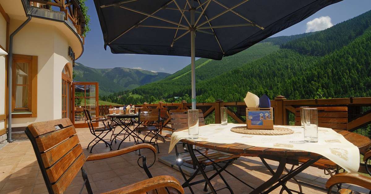 Een foto van het terras bij Hotel Zatisi