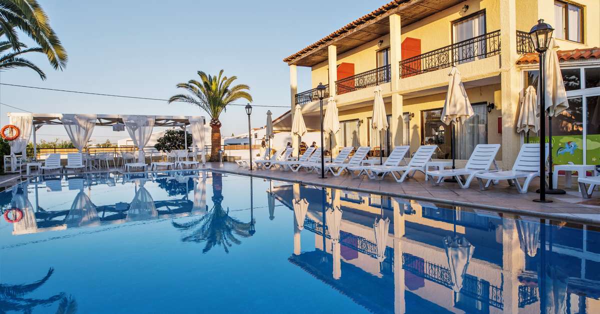 Een foto van het zwembad bij Creta Aquamarine Hotel