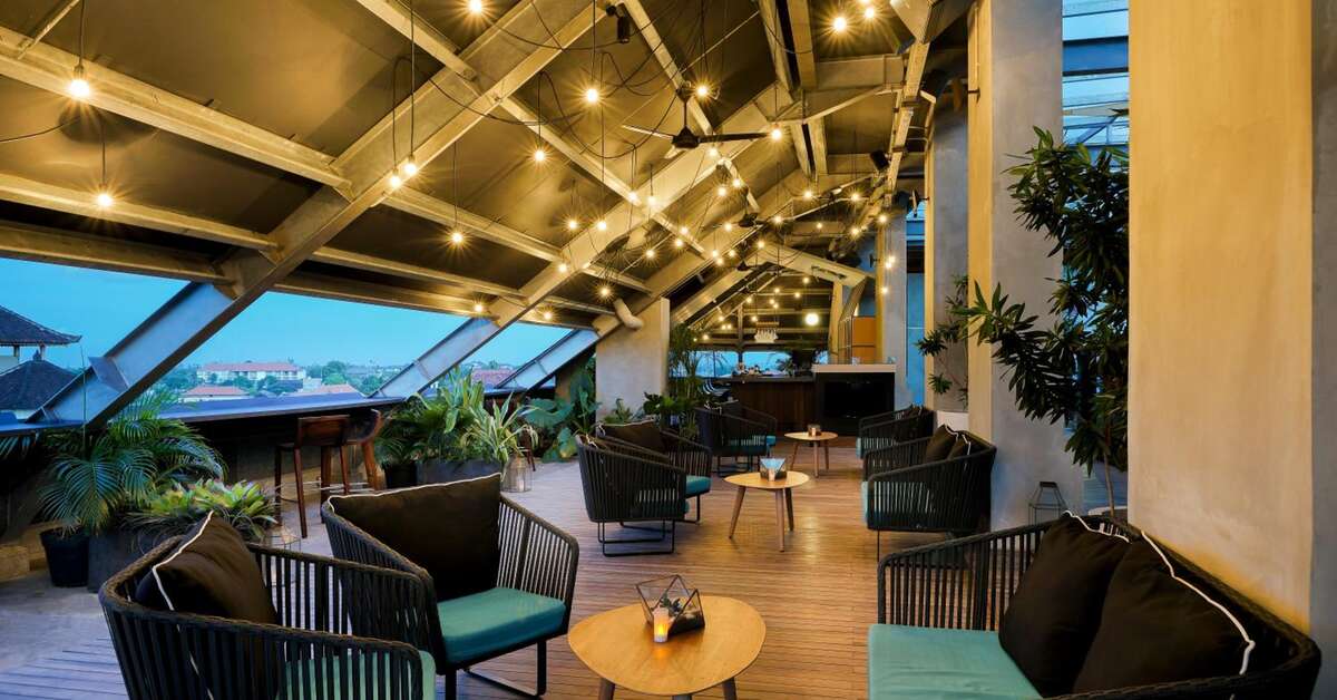 Een foto van het terras bij Artotel Sanur
