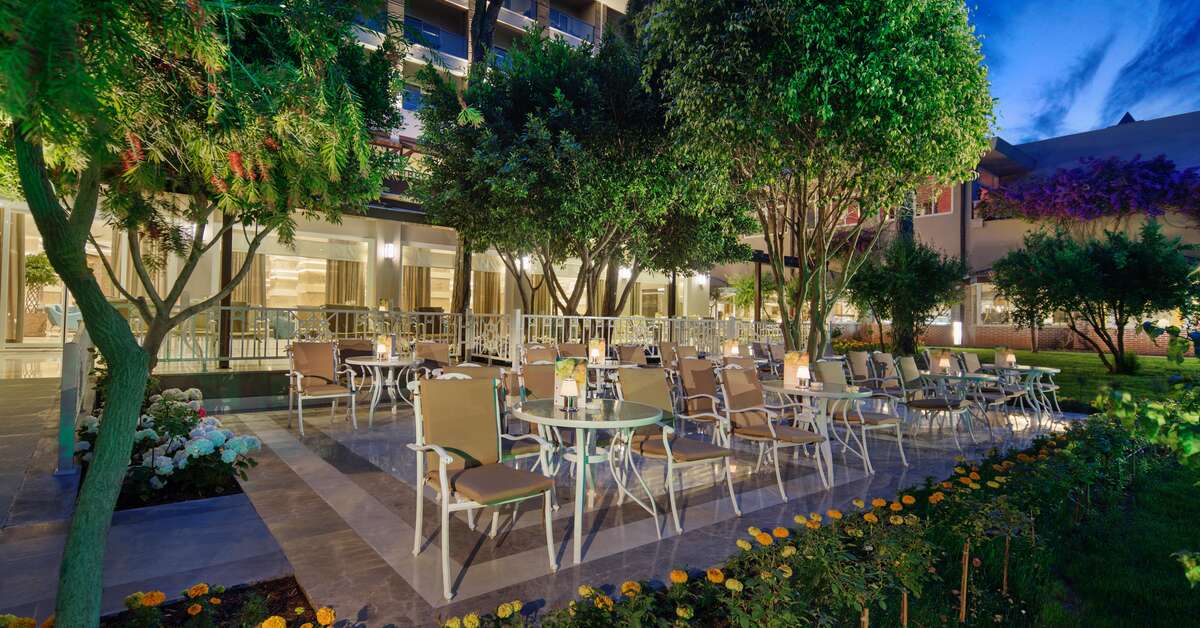 Ein Foto von der Terrasse im Papillon Ayscha Resort & Spa