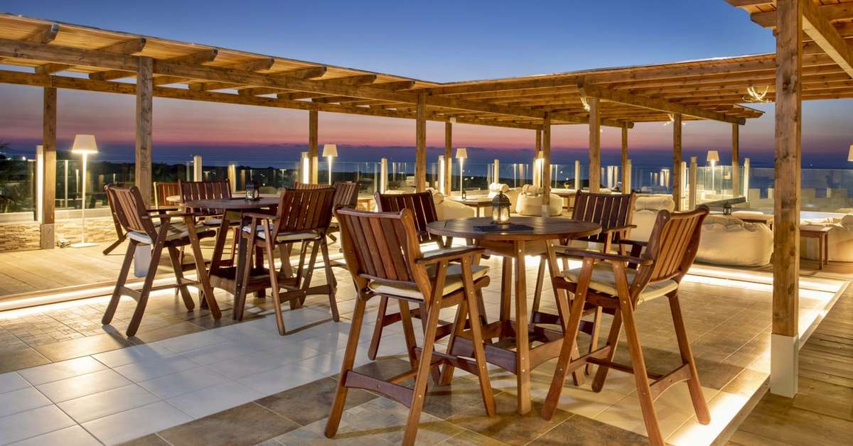 Een foto van het terras bij Kouros Palace