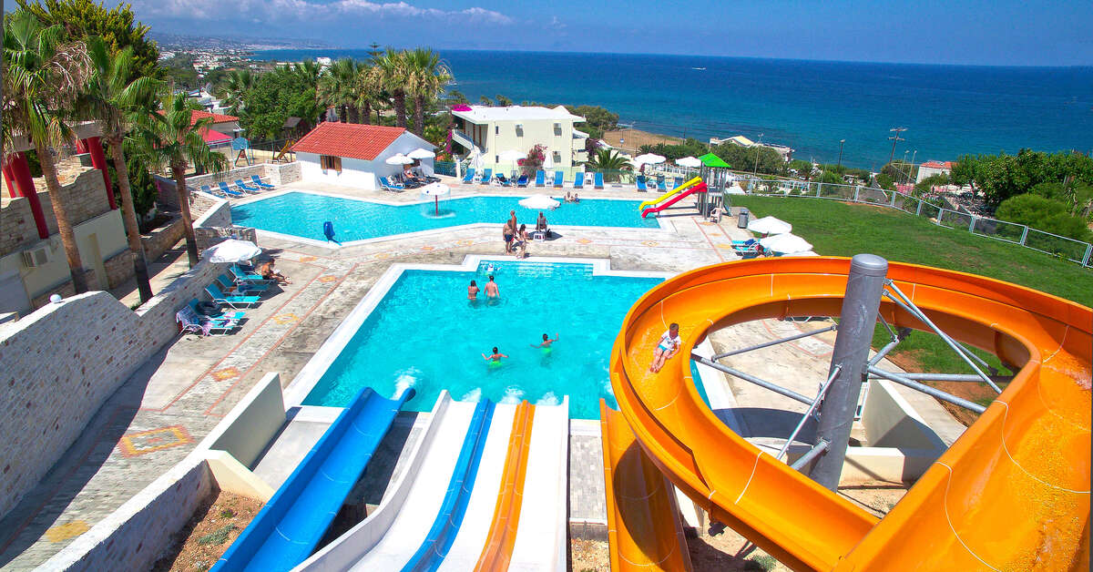 Een foto van het zwembad bij Rethymno Mare
