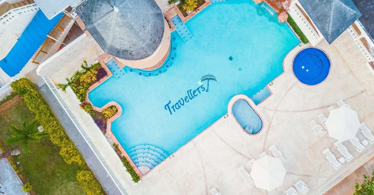 Een foto van het zwembad bij Travellers Beach Resort
