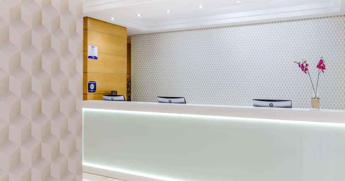 Een foto van het interieur van Sercotel Maya Alicante