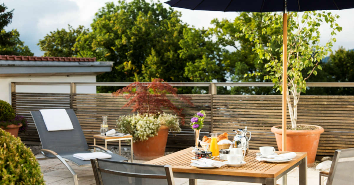 Een foto van het terras bij Althoff Seehotel Uberfahrt