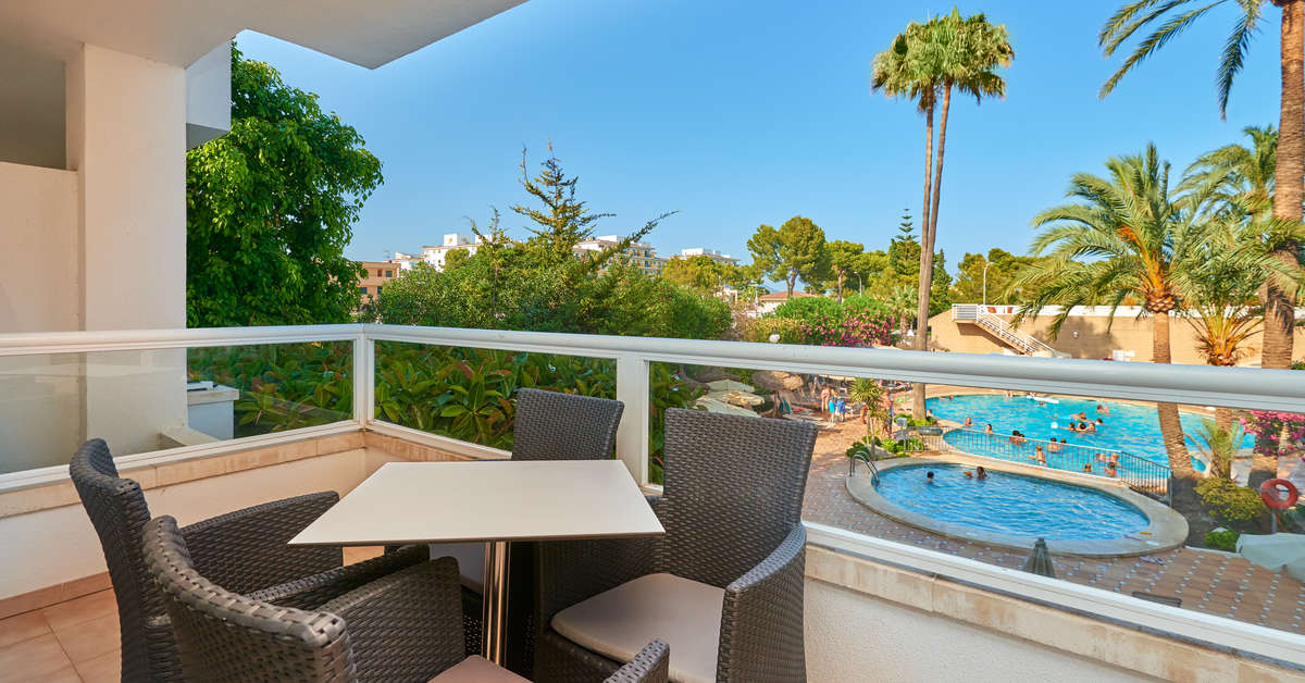Een foto van het terras bij Grupotel Alcudia Suite
